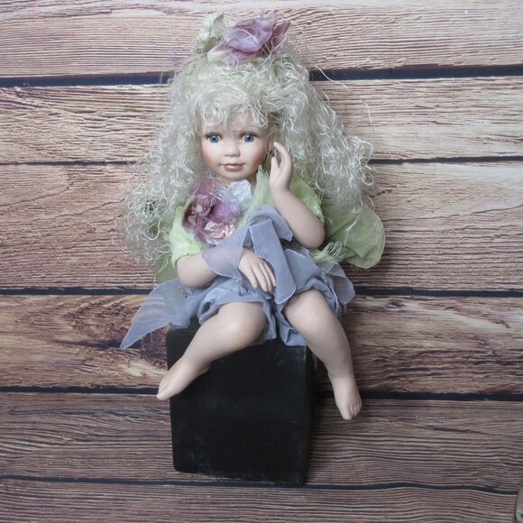 Duck House Heirloom Sitting 14" Desdemona Sitting Doll - Picture 2 of 12
